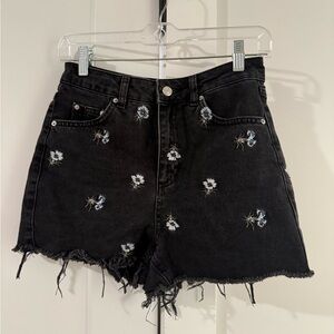 Topshop Mom Style Cutoff Black Floral Embroidered Denim Shorts - Size 4 / S